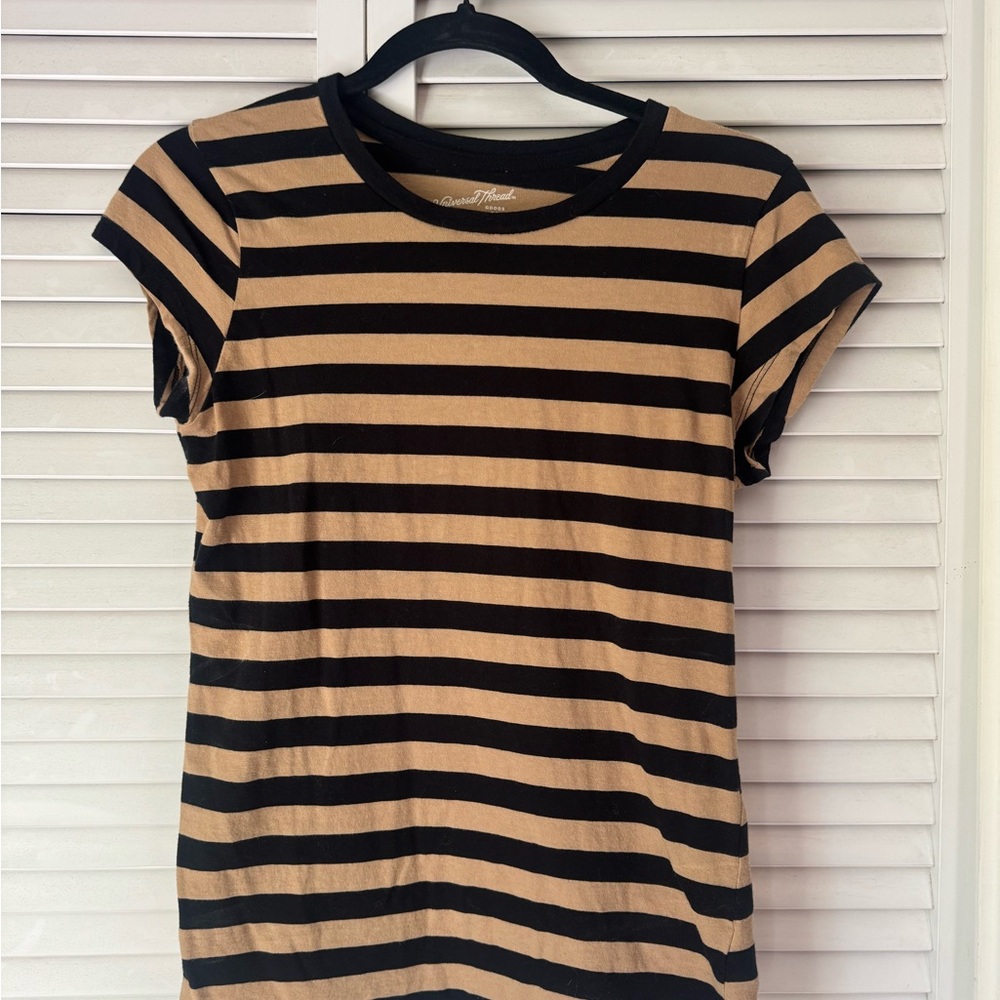 Universal Thread Tan and Cream Fitted Short Sleeve Tee